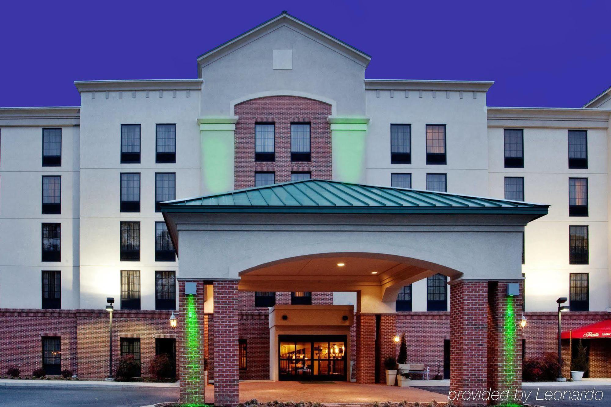 Holiday Inn Express & Suites Newport News, An Ihg Hotel Exterior photo