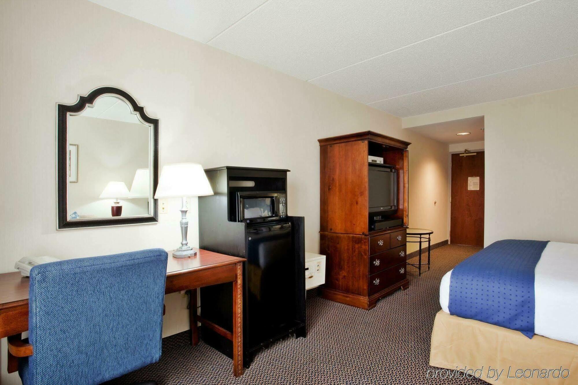 Holiday Inn Express & Suites Newport News, An Ihg Hotel Room photo